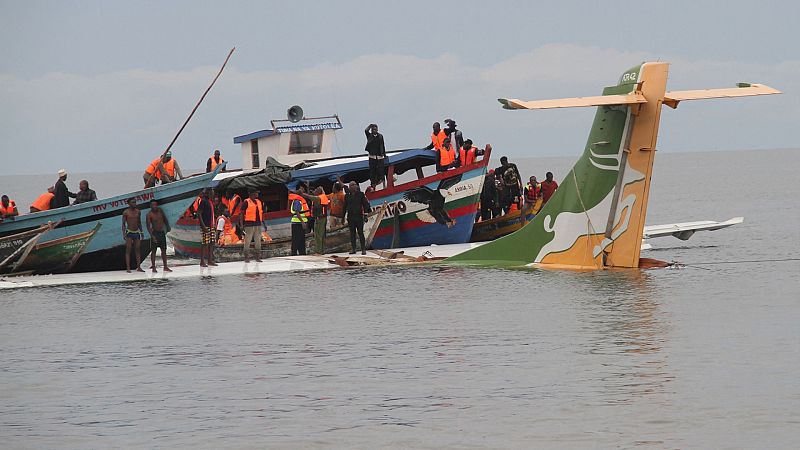Al menos 19 muertos tras estrellarse un avión en el lago Victoria en Tanzania