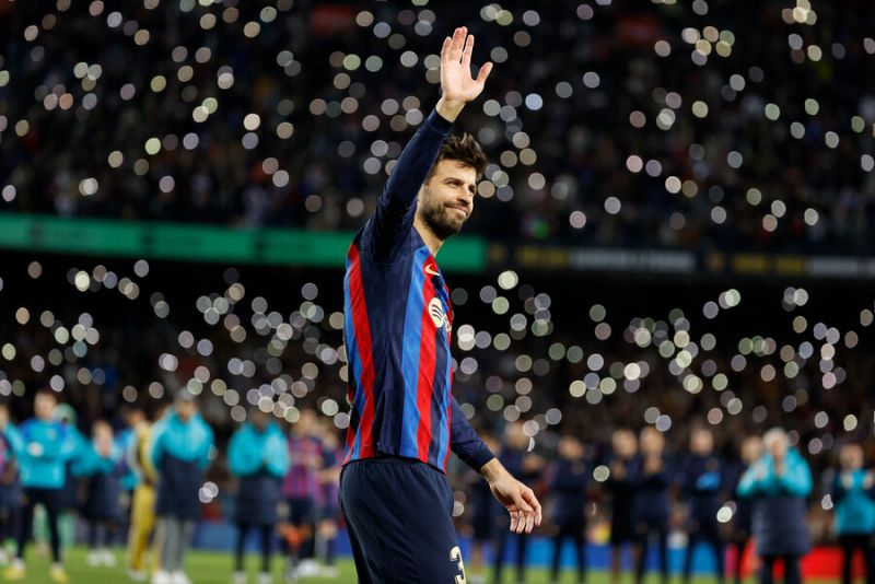 Un emocionado Gerard Piqué recibe el cariño de su afición en su último partido en el Camp Nou