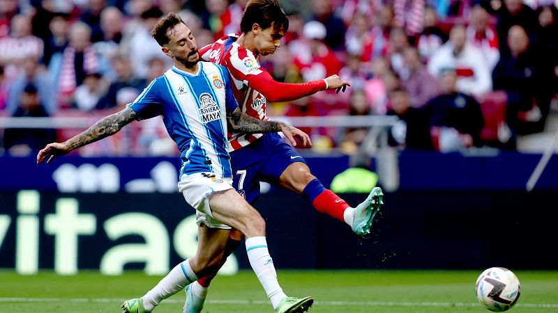 Joao rebaja la catástrofe del Atlético ante un Espanyol en inferioridad