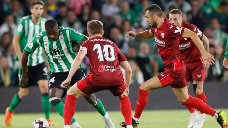 Betis y Sevilla empatan en un accidentado derbi
