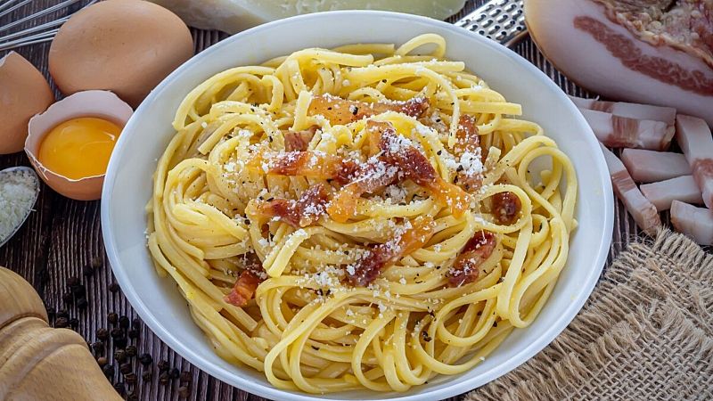 ¡Fuera bulos! La auténtica receta de la pasta a la carbonara, según el chef Andrea Tumbarello