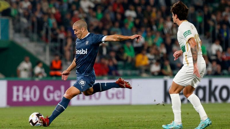 El Girona remonta y frustra el debut de Mantecón en el banquillo del Elche