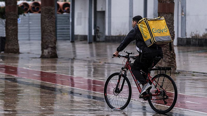 Denuncian a Glovo ante Competencia por "actuar como un cártel" al coordinar a autónomos