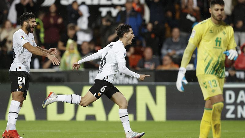 El Valencia sorprende al Betis y se acerca a Europa