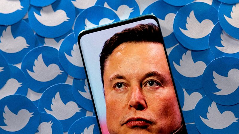 Más bandazos de Twitter: Musk paraliza el servicio de pago y recupera la marca "original"