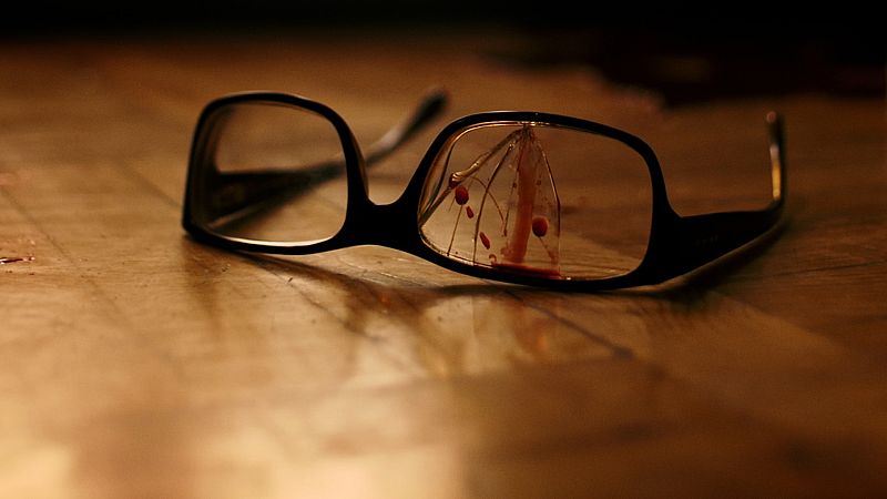 Así comienza el capítulo 1 de 'El Asesino de la baraja: "Tambores de guerra"