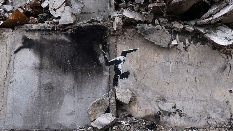Banksy plasma su obra en un edificio bombardeado a las afueras de Kiev