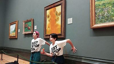 Pegarse al arte: la protesta climtica se cuela en los museos