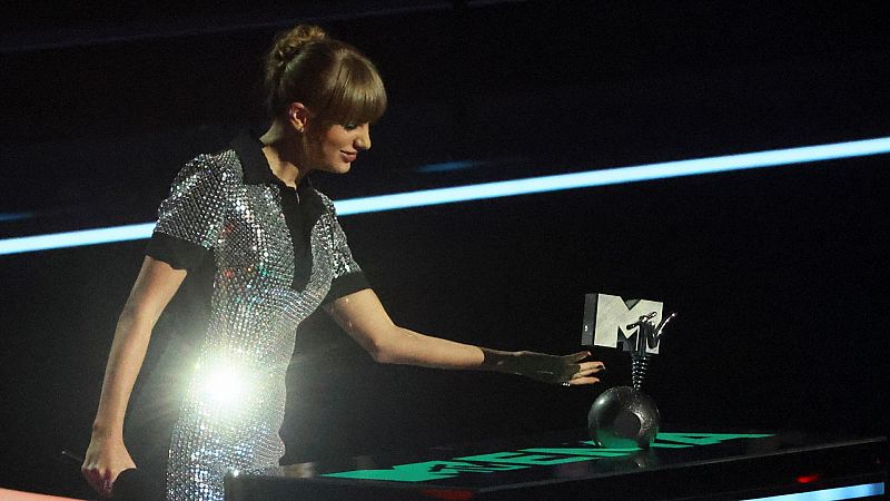 Taylor Swift triunfa en los EMA de MTV al lograr cuatro premios y aparece por sorpresa en la gala
