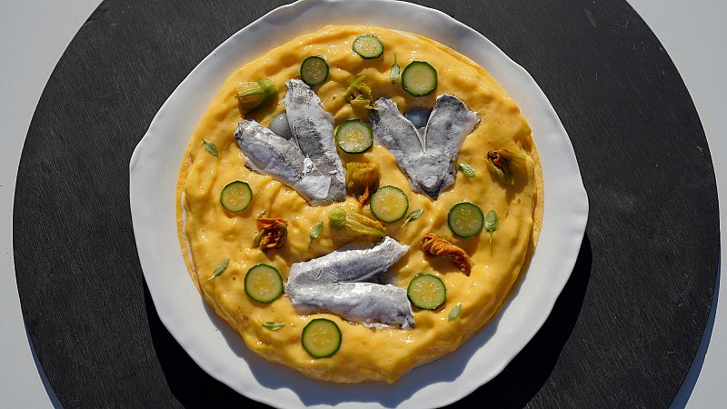 Receta de tortilla de kokotxas de merluza, calabac�n y flores