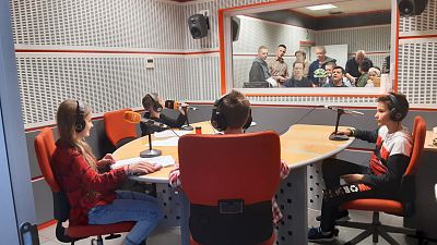 Doce chicos y chicas refugiados de la guerra en Ucrania, 'periodistas por un día' en el Instituto RTVE