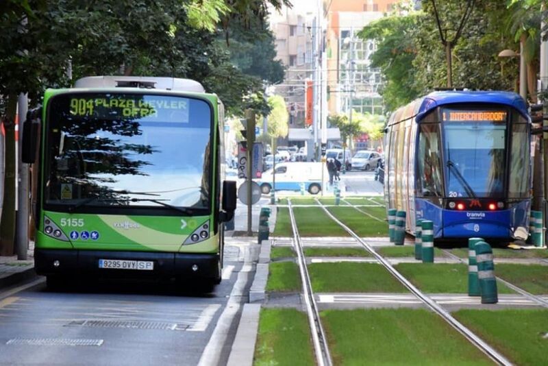 Las guaguas y el tranvía serán gratis en Canarias el próximo año