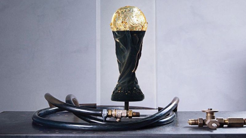 La 'otra' copa del Mundial de Qatar : este es su polémico artista y sus obras más controvertidas