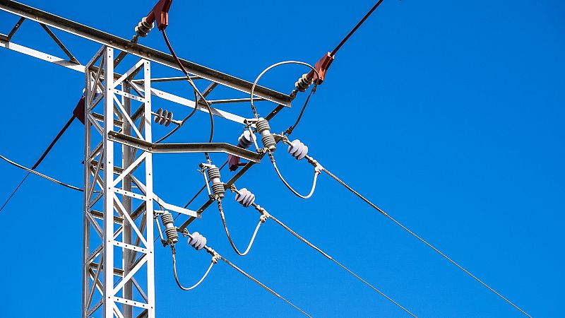 El precio de la luz baja casi un 8% hasta 103,25 euros por megavatio y hora este miércoles