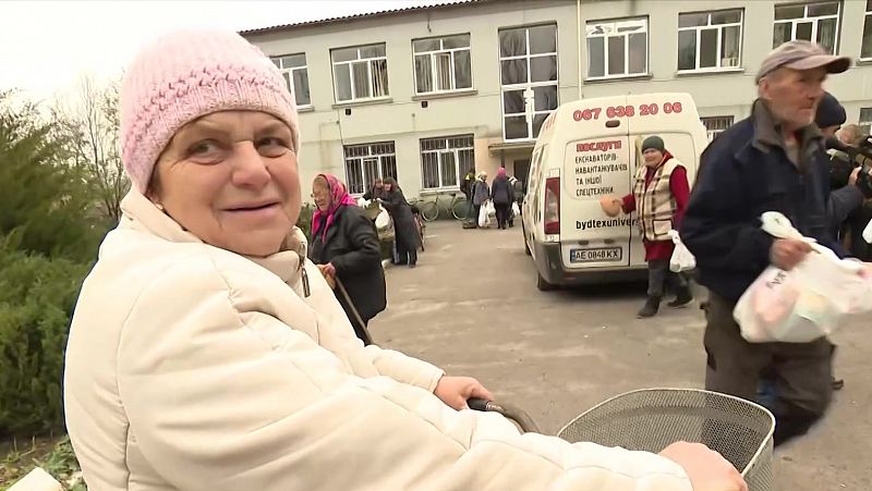 El reloj vuelve a marcar las horas en los pueblos de Jersón tras la retirada rusa: "Estoy bien, he sobrevivido"