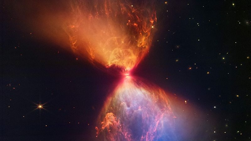 El telescopio James Webb capta la formación de una nueva estrella en una nube de polvo con forma de reloj de arena