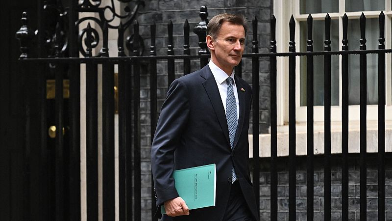 El Gobierno británico reconoce que Reino Unido está en recesión y anuncia una subida de impuestos y recortes