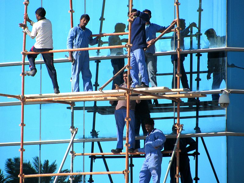 Los trabajadores migrantes piden compensación por el abuso en el Mundial de Catar: "Estábamos a 40-50 grados"