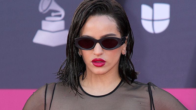 Latin Grammy 2022 | Rosalía, coroná y enjoyá en la alfombra roja