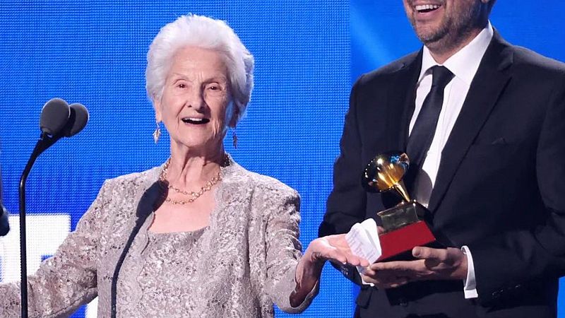 Quién es la señora de 95 años que se ha llevado un Latin Grammy y se ha hecho viral con su discurso