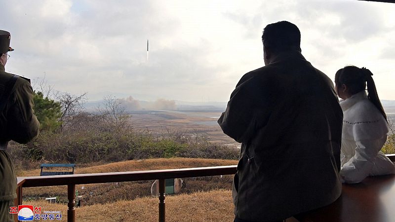 Corea del Norte anuncia el test de un nuevo misil y presenta a la hija de Kim Jong-un