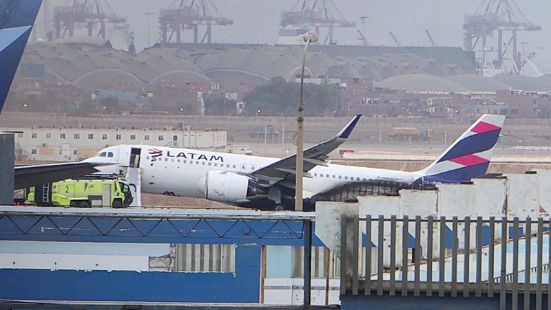 Dos muertos tras el choque de un avión contra un camión de bomberos en el aeropuerto de Lima