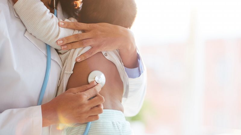 La triple epidemia de COVID, gripe y bronquiolitis amenaza de nuevo al sistema sanitario