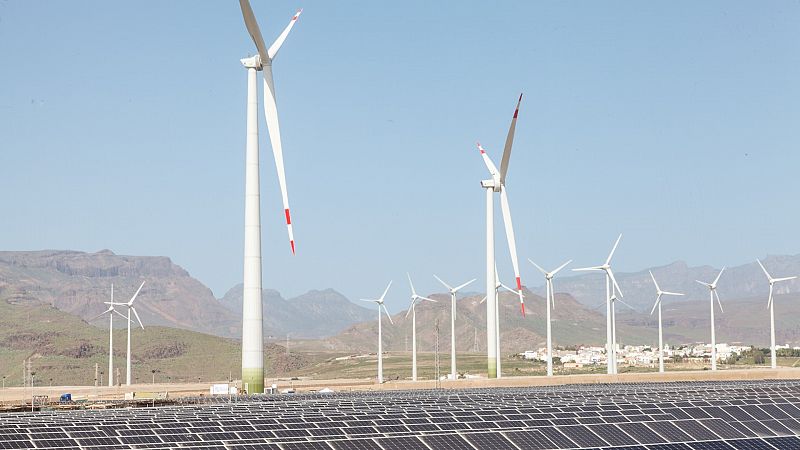 Molino de viento energía renovable eólica on shore – Canal del