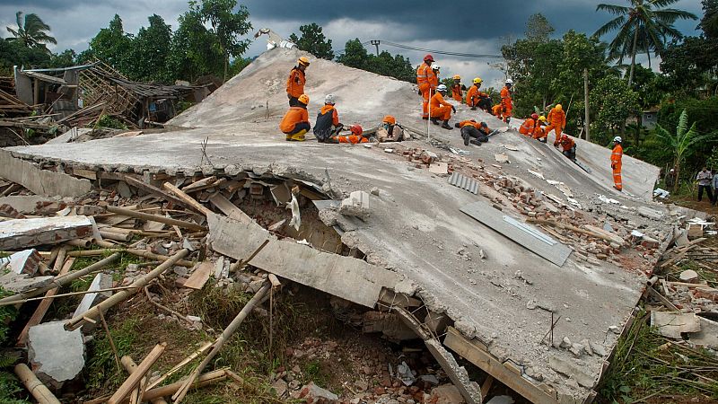 El número de muertos en el terremoto de Java asciende a 268, muchos de ellos niños