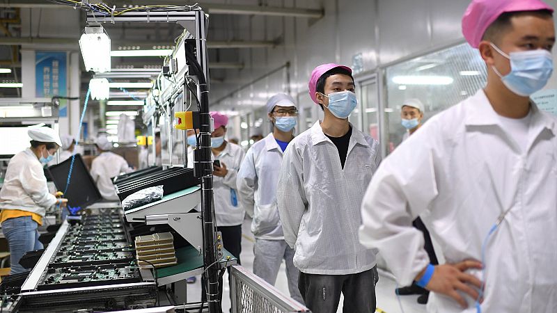 Violentas protestas en la mayor fábrica de Apple en China donde los trabajadores llevan casi un mes confinados