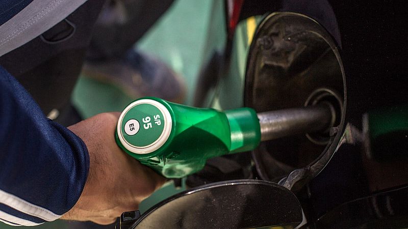 El precio de la gasolina rompe con dos semanas de subidas y el diésel sigue abaratándose