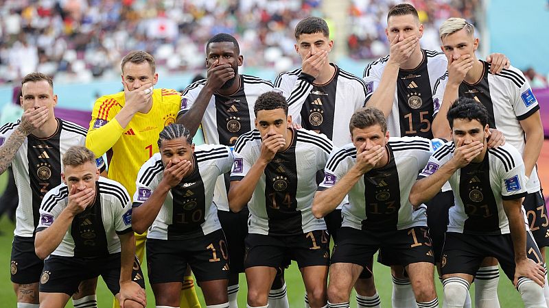 Los jugadores de Alemania se rebelan contra la FIFA: se tapan la boca en el campo por no poder llevar el brazalete LGTBIQ+