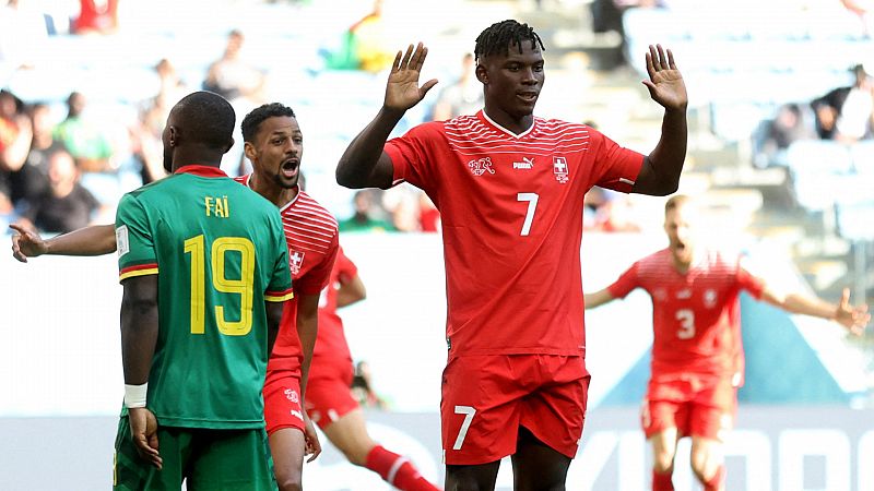 Suiza gana a Camerún con un gol del inmigrante camerunés Embolo