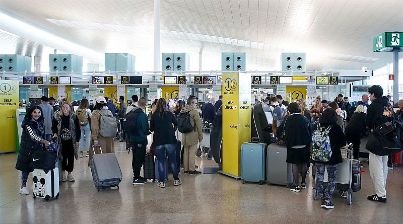 Vueling cancela 60 vuelos este viernes por la huelga de los tripulantes de cabina