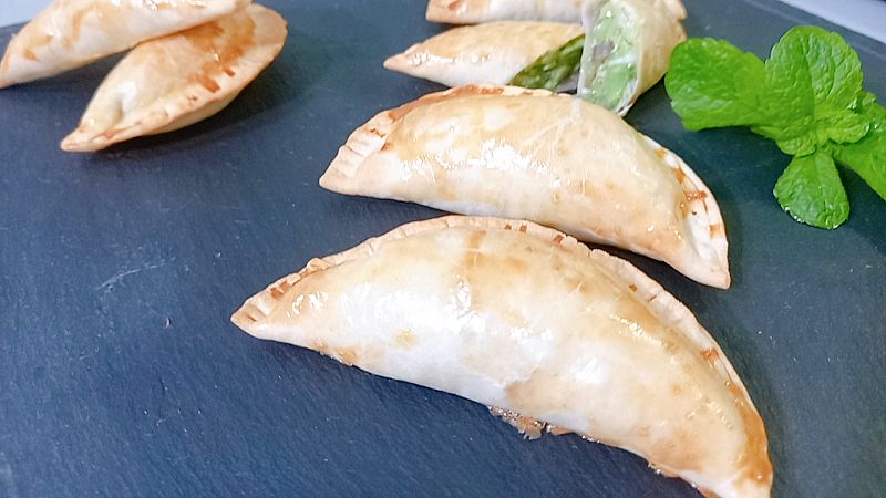 Receta de empanadillas rellenas de pollo, aguacate y cebolla morada