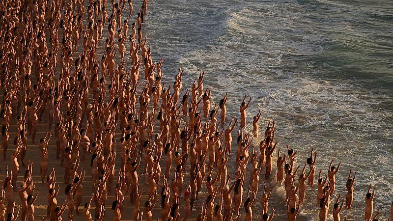 Más de 2.000 personas se desnudan en Australia por una iniciativa de Tunick contra el cáncer de piel