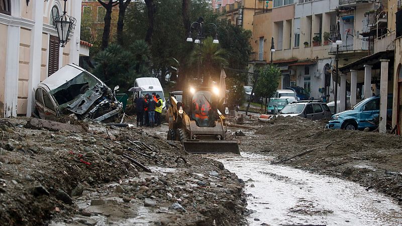 Al menos un muerto y varios desaparecidos por corrimientos de tierra en la isla italiana de Ischia