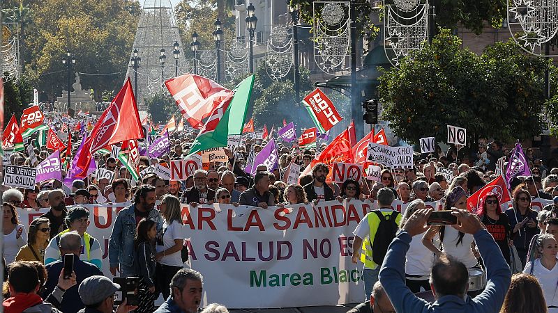 Miles de personas se manifiestan en Andalucía en defensa de la sanidad pública