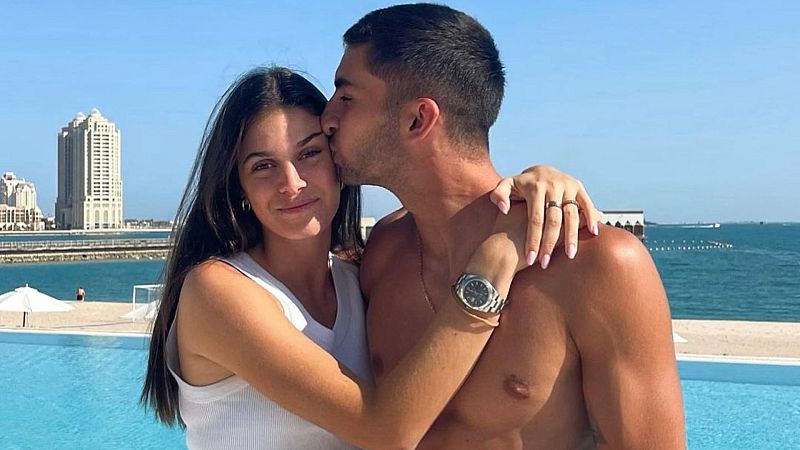 La hija de Luis Enrique, Sira Martínez, y Ferran Torres derrochan pasión en las playas de Catar