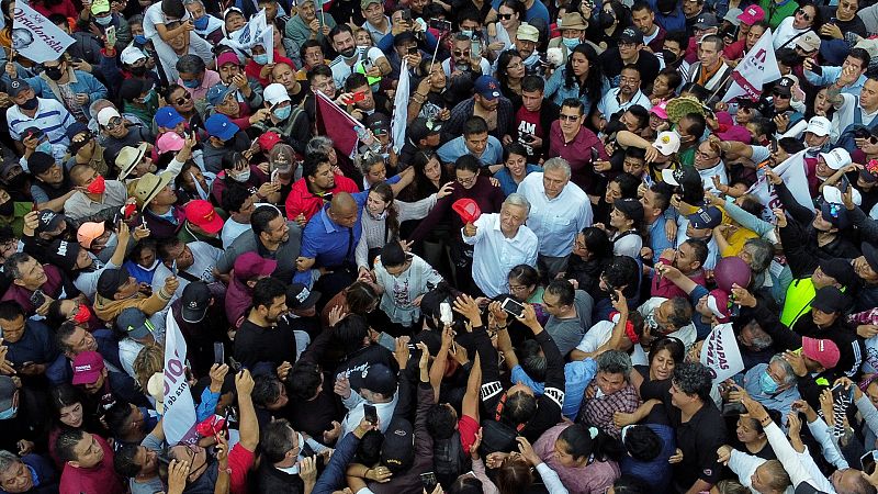 Miles de personas abarrotan Ciudad de México en apoyo de López Obrador