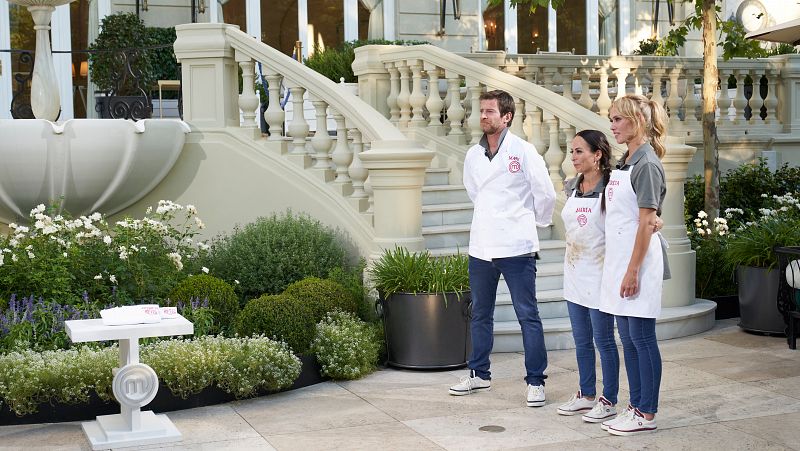 MasterChef Celebrity 7 | Manu Baqueiro besa a Jordi Cruz para celebrar su pase al duelo final