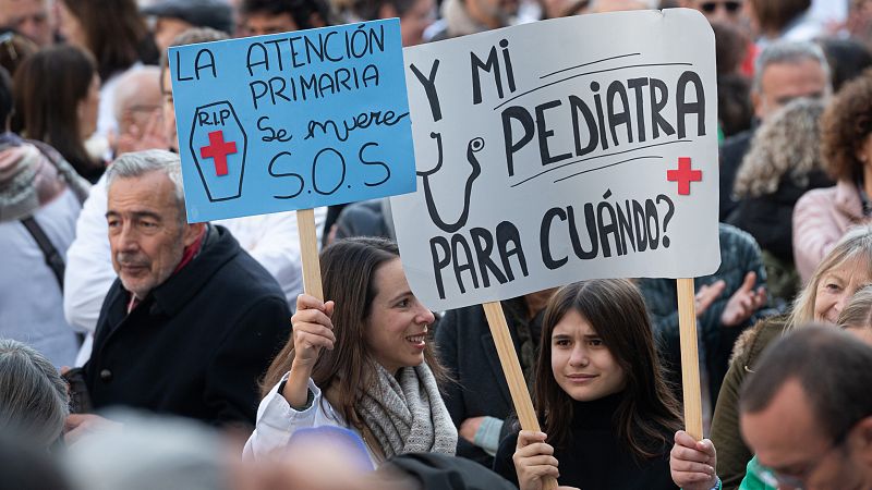 Colapso en Sants tras la llegada de los concursantes de 'Operación