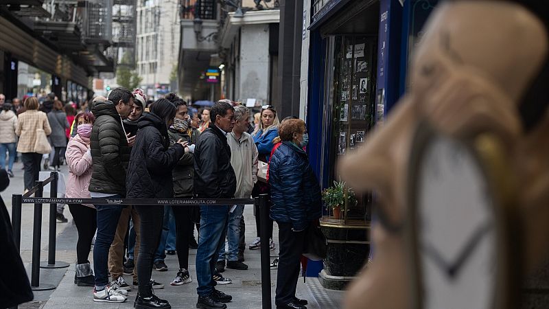 Largas colas en Doña Manolita, la administración en la que miles de personas confían para ganar el Gordo