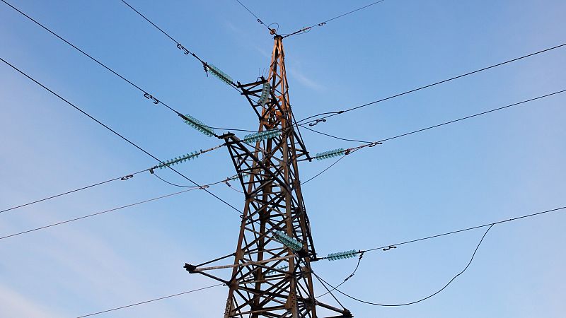 El precio de la luz baja ligeramente este jueves y se coloca en 206 euros/MWh