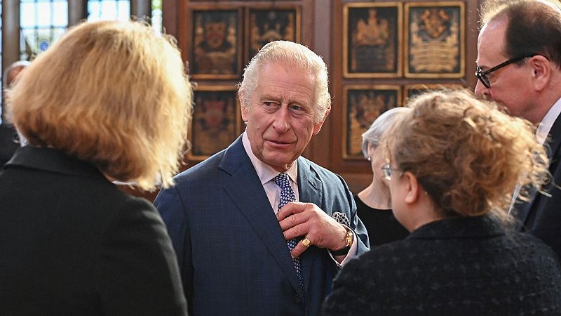 Dimite una asistente del rey Carlos III tras ser acusada de comentarios racistas