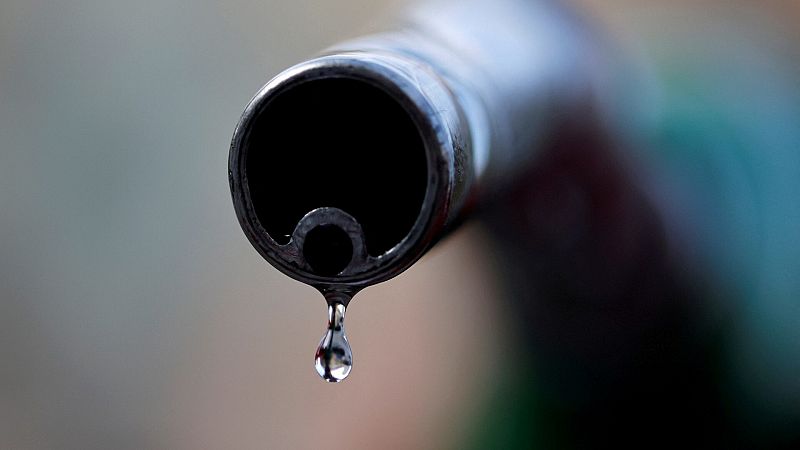 La gasolina y el gasleo vuelven a rebajar su precio a las puertas del puente de la Constitucin