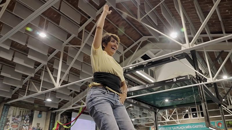 Sílvia Abril fa un castell amb els Castellers de Vilafranca del Penedès