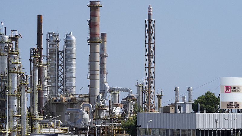 La Unión Europea acuerda limitar en los 60 dólares el precio del barril de petróleo ruso