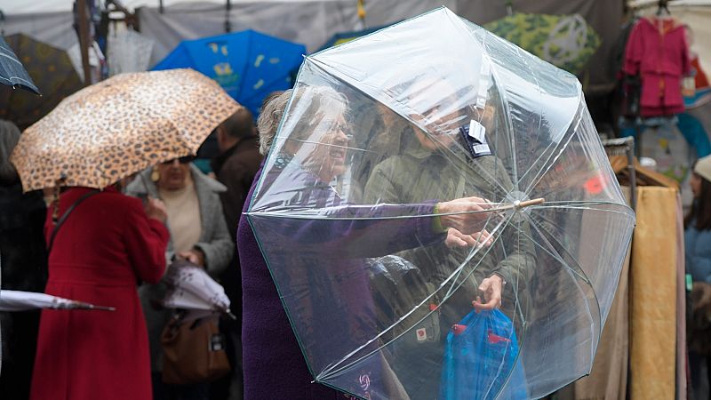 El puente de diciembre comienza con ocho comunidades en alerta por nieve, lluvia y fenómenos costeros