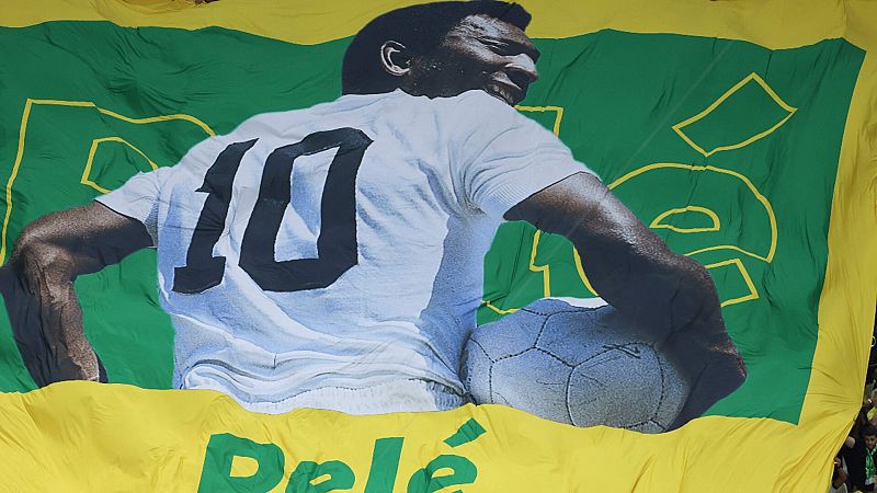 Pelé dice que está "fuerte" y siguiendo su tratamiento contra el cáncer de colon que se le diagnosticó en 2021